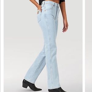 WOMEN'S WRANGLER® COWBOY CUT® SLIM FIT JEAN IN BLEACH
